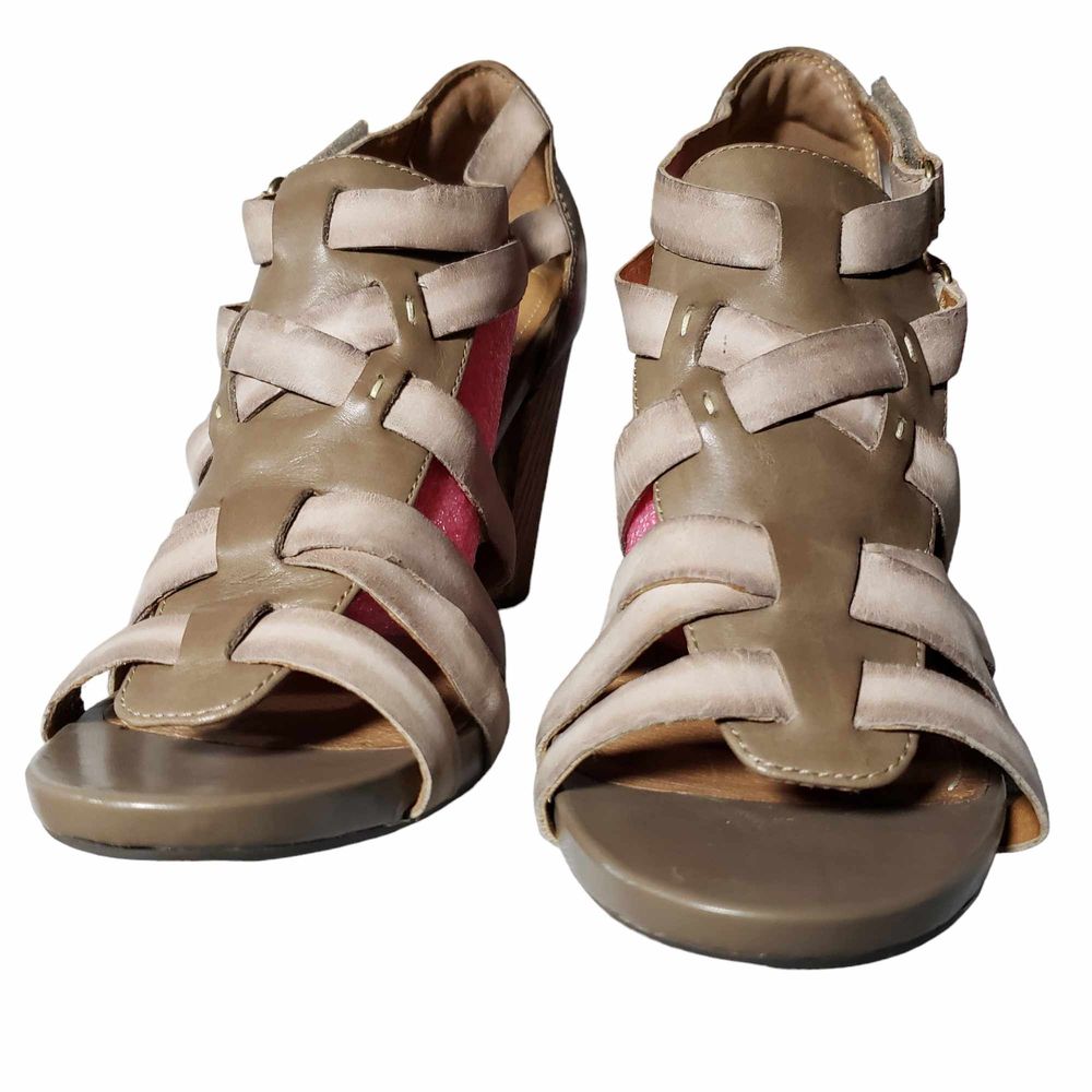 Indigo by Clarks 9M Two-Tone Beige Taupe Strappy Leather Sandals Wood Heels